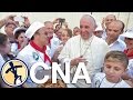 Pope Francis hosts pizza party for Italy's poor