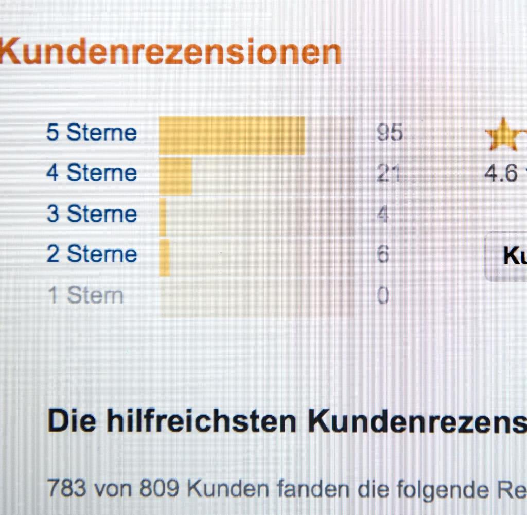 Kundenrezensionen für ein Amazon-Produkt sind am 28.04.2014 in Hamburg auf einem Bildschirm zu sehen. | Verwendung weltweit