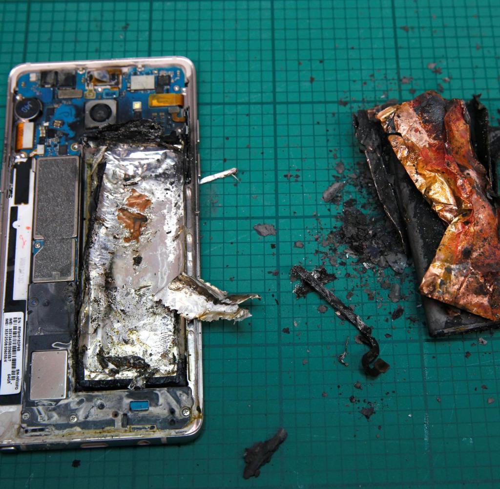 Ein Samsung Note 7 und sein im Labortest verkohlter Akku