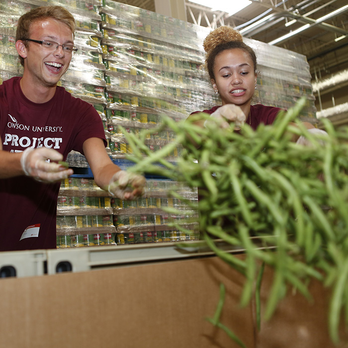 students volunteering