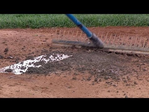 NYM@NYY: Grounds crew fixes the pitcher's mound