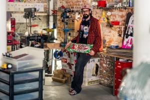 Bei der Arbeit auf St. Pauli: Maurice Schadowske stellt in seiner Werkstatt Schmuckstücke aus alten Skateboards her