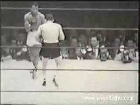 Sugar Ray Robinson fights Jake LaMotta 1