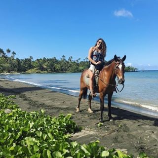 Jupiter showed our guest @claudiasepulv7 his favorite beach walk | Vinaka for sharing your lovely photo!