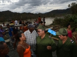 Luis Antonio Torres IrÃ­bar, miembro del ComitÃ© Central y Primer Secretario del Partido en la provincia de HolguÃ­n, junto Julio CÃ©sar EstupiÃ±Ã¡n, presidente del Poder Popular en la provincia de HolguÃ­n, conversan con damnificados, tras el paso del HuracÃ¡n Matthew, que ha provocado el colapso del puente sobre el RÃ­o Toa, este puente comunicaba a la provincia de HolguÃ­n con la de GuantÃ¡namo a travÃ©s de la Carretera Moa-Baracoa, ente esta situaciÃ³n las autoridades de la provincia de HolguÃ­n se ocupan de brindar ayuda a los guantanameros que quedaron incomunicados con su territorio.07/10/2016/Fotos: Heidi CalderÃ³n SÃ¡nchez