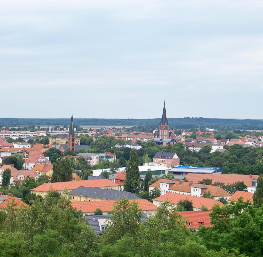 Mitten auf der Straße am Vormittag wird ein Schüler von einem Unbekannten angeschossen - die Bitterfelder Polizei sucht nun Hinweise auf den Täter