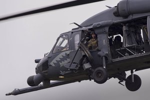 A special missions aviator from the 41st Rescue Squadron looks out from an HH-60G Pave Hawk over Grand Bay Bombing and Gunnery Range at Moody Air Force Base, Georgia (United States), May 20, 2016