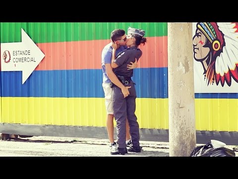 KISSING POLICE OFFICERS! Social Experiment