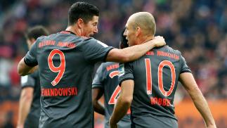 Robert Lewandowski (l.) und Arjen Robben schossen Bayern gemeinsam zum Sieg in Augsburg