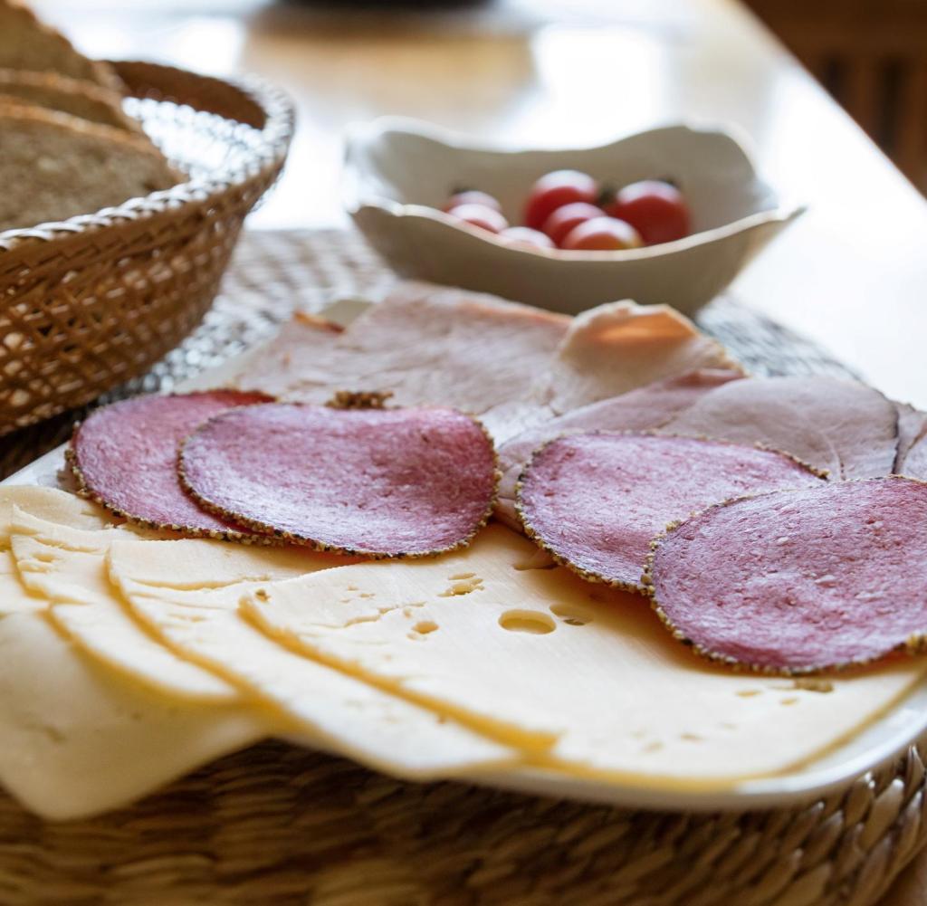 Alles tabu: Menschen, die glauben, unter Histaminintoleranz zu leiden, verzichten unter anderem auf Tomaten und Käse