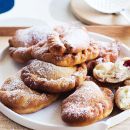 Sweet panzerotti with ricotta and raspberries