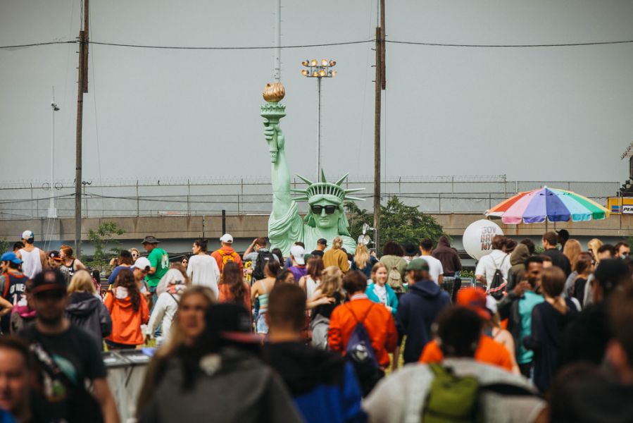 Governors Ball statue and crowd 2015