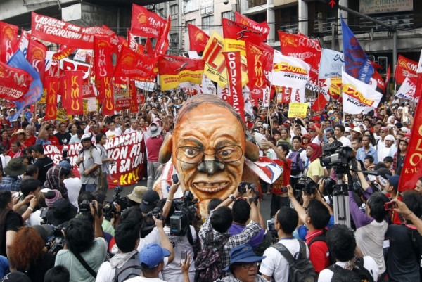 Workers on May Day 2012 preparing to burn an effigy of president Noynoy Aquino (photo by Dennis M. Sabangan/EPA).