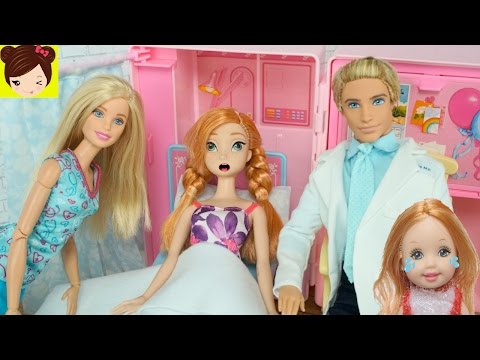 Ana esta Embarazada? Ana va al hospital con Doctora  Barbie y Ken - Juguetes de Titi