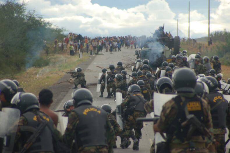 Military responds to mining protest in Peru. (Photo by Thomas Quirynen and Marijke Deleu, CATAPA)