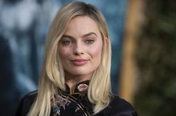 This is how Margot Robbie fakes volume in her hair