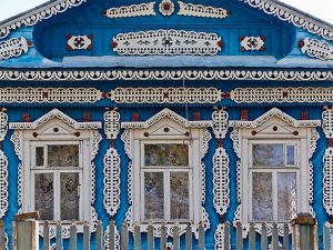 Intricately-carved windows a view into Russia?s past