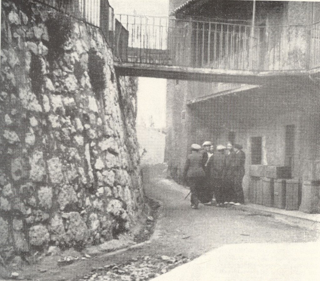 una patrulla de mineros en uno de los barrios periféricos de Oviedo