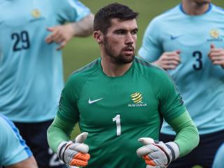 Australia's goalkeeper Mathew Ryan (1) warms up with teammates during a training session in Bangkok on November 10, 2016. Australia will play a World Cup 2018 football qualifier against host nation Thailand on November 15. / AFP PHOTO / LILLIAN SUWANRUMPHA