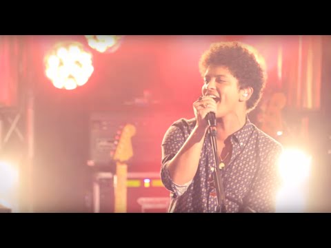 Bruno Mars - Locked out of Heaven [Live in Paris]