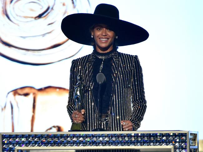 Beyonce accepts The CDFA Fashion Icon Award onstage in the WORLD’S BEST HAT. Picture: Theo Wargo/Getty Images