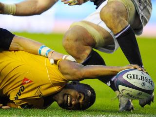 Australia's centre Tevita Kuridrani reaches out to score their final try during the rugby union test match between Scotland and Australia at Murrayfield stadium in Edinburgh on November 12, 2016. Australia won the game 23-22. / AFP PHOTO / ANDY BUCHANAN