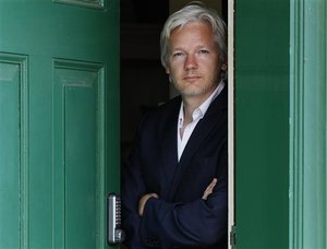 ARCHIV: Der Gruender der Internet-Plattform WikiLeaks, Julian Assange, lehnt waehrend seines Hausarrests an der geoeffneten Haustuer in Bungay, England (Foto vom 15.06.11). Showdown im Konflikt um Wikileaks-Gruender Julien Assange zwischen Ecuador und Grossbritannien: Der ecuadorianische Aussenminister Ricardo Patino kuendigte an, sein Land werde am Donnerstag (16.08.12) ueber den Asylantrag Assanges entscheiden, der sich seit dem 19. Juni in der Botschaft des suedamerikanischen Landes aufhaelt. Die britische Regierung stellte klar, dass sie an der Auslieferung Assanges an Schweden festhaelt, wo er zu Vergewaltigungsvorwuerfen befragt werden soll. (zu dapd-Text) Foto: Kirsty Wigglesworth/AP/dapd