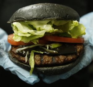 The Kuro Diamond (black diamond) burger.