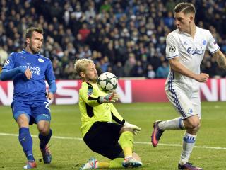 Leicester City's goal keeper Kasper Schmeichel, center, and FC Copenhagen's Benjamin Verbic, right, battle for the ball during their Champions League Group G soccer match at Parken Stadium in Copenhagen, Wednesday, Nov. 2, 2016. (Jens Dresling/Polfoto via AP)