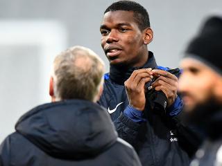 France's midfielder Paul Pogba (C) speaks with France's head coach Didier Deschamps (L) during a training session at the Bollaert stadium in Lens, on November 14, 2016, on the eve of the friendly football match against Ivory Coast. / AFP PHOTO / FRANCK FIFE