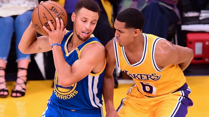 Stephen Curry of the Golden State Warriors looks to pass under pressure from Jordan Clarkson of Los Angeles Lakers in their NBA game in Los Angeles, California on November 4, 2016. / AFP PHOTO / Frederic J. BROWN