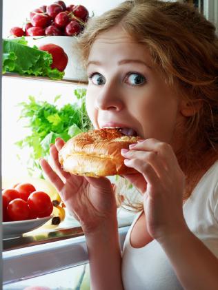 Woman eats night stole the refrigerator