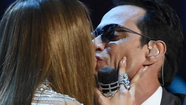 Jennifer Lopez (L) kisses Marc Anthony during the show of the 17th Annual Latin Grammy Awards on November 17, 2016, in Las Vegas, Nevada. / AFP PHOTO / Valerie MACON