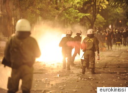 LIVE: Ολοκληρώθηκε η πορεία για την επέτειο του Πολυτεχνείου. Εκτεταμένα επεισόδια στα Εξάρχεια