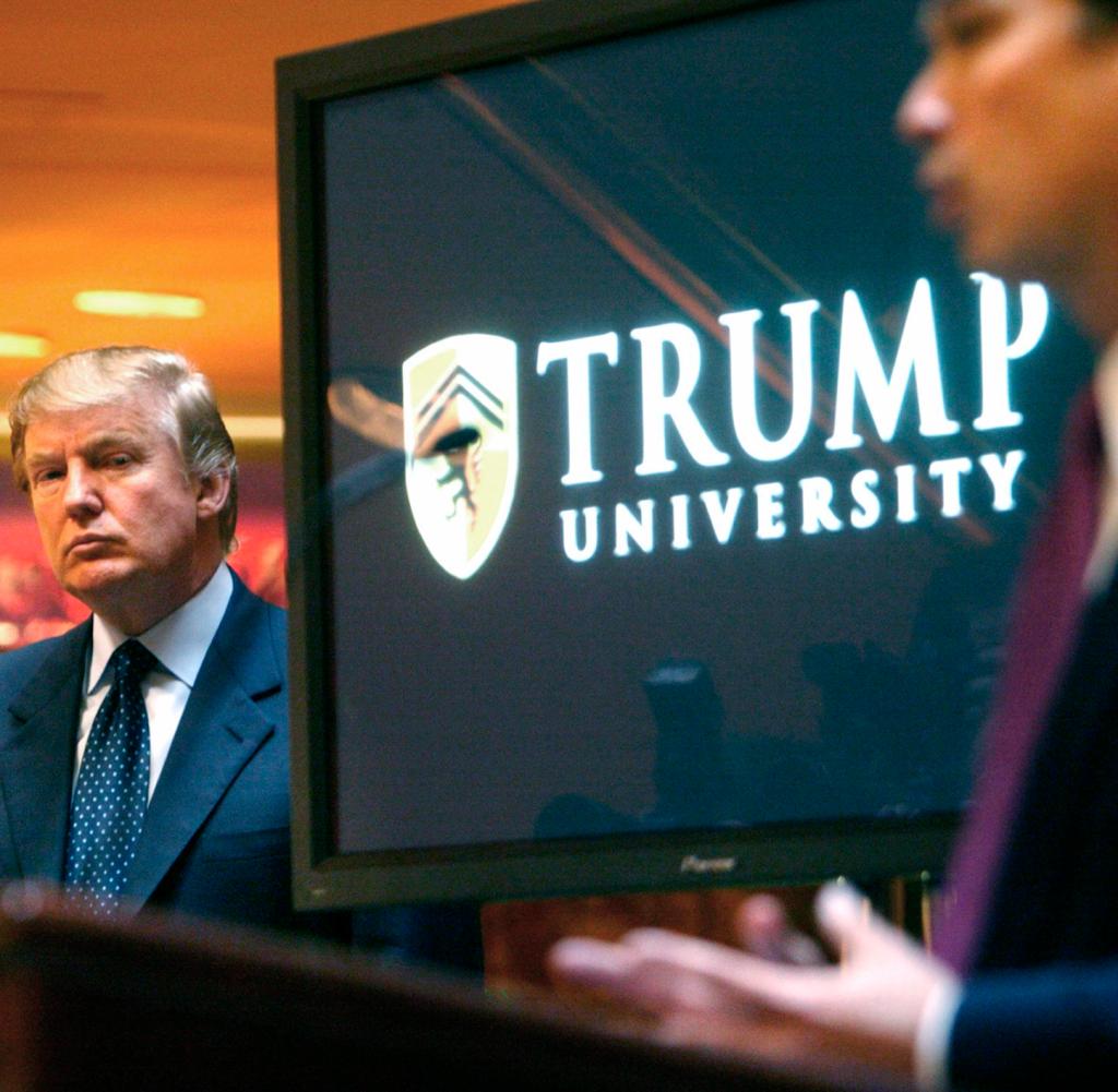 Donald Trump (l.) 2005 bei der Vorstellung der "Trump University"