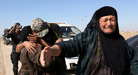  Un grupo de mujeres iraquíes llega al punto de control del pueblo de Bartila, tras haber huido del terror impuesto por las fuerzas del EIIL en Kokjali, una aldea próxima a Mosul. © Créditos: EPA/Ahmed Jalil