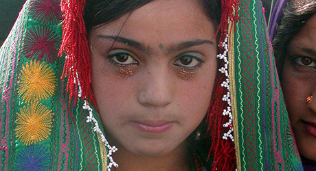  Una novia afgana de 12 años de edad, durante una ceremonia celebrada en Herat (Afganistán), el 25 de diciembre de 2005. © Créditos: EPA/Farahanaz Karimy