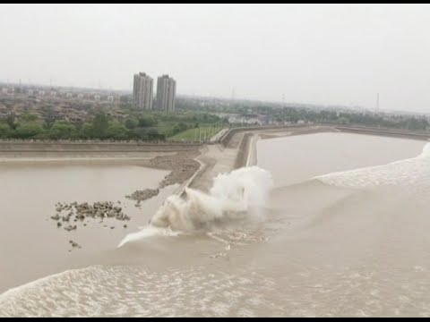 World's Largest Tidal Bore Forms in China's Qiantang River