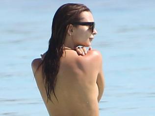 *PREMIUM EXCLUSIVE* Emily Ratajkowski lets it all hang out in Mexican waters! **WEB EMBARGO UNTIL November 17, 2016 1:00PM PST**