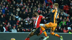 SUNDERLAND, ENGLAND - NOVEMBER 19: Victor Anichebe of Sunderland (L) scores his sides third goal during the Premier ...