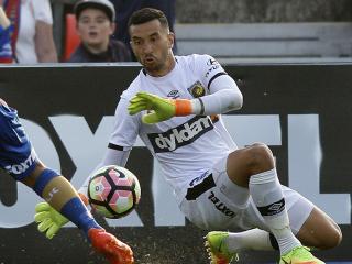 Paul Izzo of Central Coast Mariners makes a save from a Devante Clut shot during the round 7 A-League match between the Newcastle Jets and the Central Coast Mariners at MacDonald Jones stadium in Newcastle on Sunday, Nov 20th 2016. (AAP Image/Darren Pateman) NO ARCHIVING, EDITORIAL USE ONLY