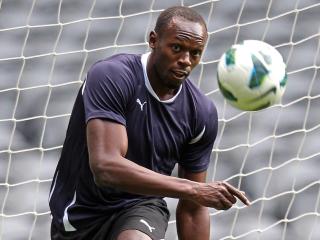 Usain Bolt plays a game of soccer with Melbourne Heart players at Ethihad Stadium.