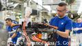 VW employees (picture-alliance/dpa/S. Gollnow)