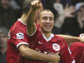 MANCHESTER, UNITED KINGDOM - JANUARY 07: Henrik Larsson of Manchester United celebrates with his new team mates after scoring the opening goal on his debut during the FA Cup sponsored by E.ON Third Round match between Manchester United and Aston Villa at Old Trafford on January 7, 2007 in Manchester, England. (Photo by Alex Livesey/Getty Images)