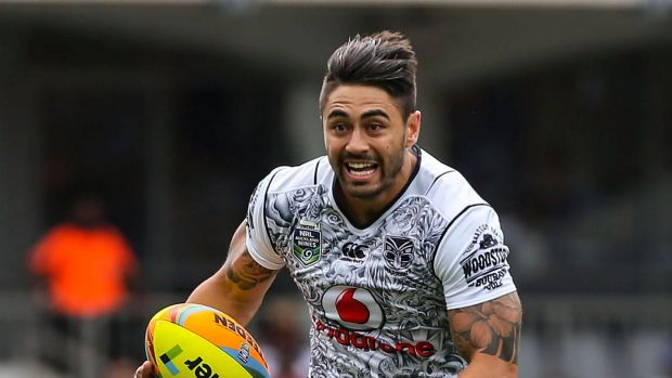 Shaun Johnson of the Warriors makes a break.