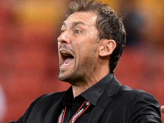 BRISBANE, AUSTRALIA - MARCH 04: Coach Tony Popovic of the Wanderers reacts to the referees decision during the round 22 A-League match between the Brisbane Roar and the Western Sydney Wanderers at Suncorp Stadium on March 4, 2016 in Brisbane, Australia. (Photo by Bradley Kanaris/Getty Images)