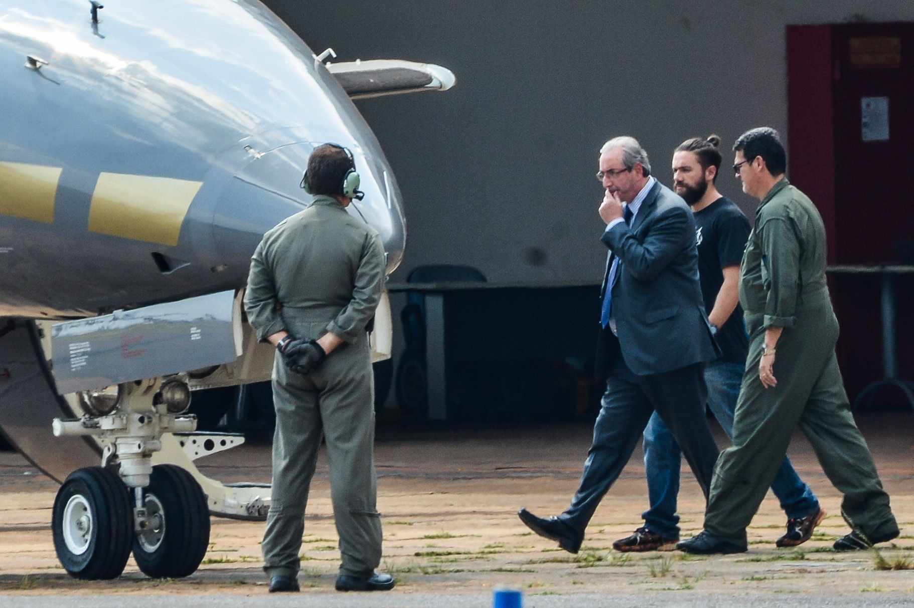 Cunha board a plane on his way to a Curitiba prison - Wilson Dias/ABr