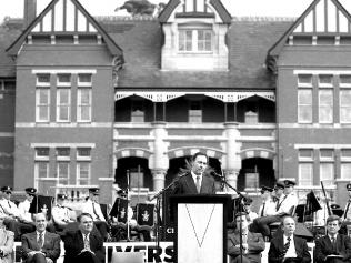 Prime Minister Paul Keating opens Victoria University of Technology's Sunbury campus, Melbourne 12/05/95, 2000 students expected to use campus by year 1998. General / With Others Victoria / Education