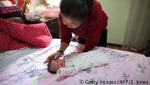 China Mutter mit Neugeborenem (Getty Images/AFP/E. Jones)