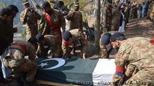 Pakistan Soldaten tragen Sarg (picture-alliance/dpa/A. Mughal)